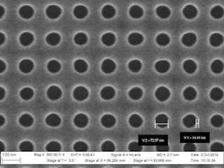 REM-Aufnahme 70nm Dot-Array Strukturen auf Nickelstempel.(REM mit Erlaubnis von Eulitha AG)